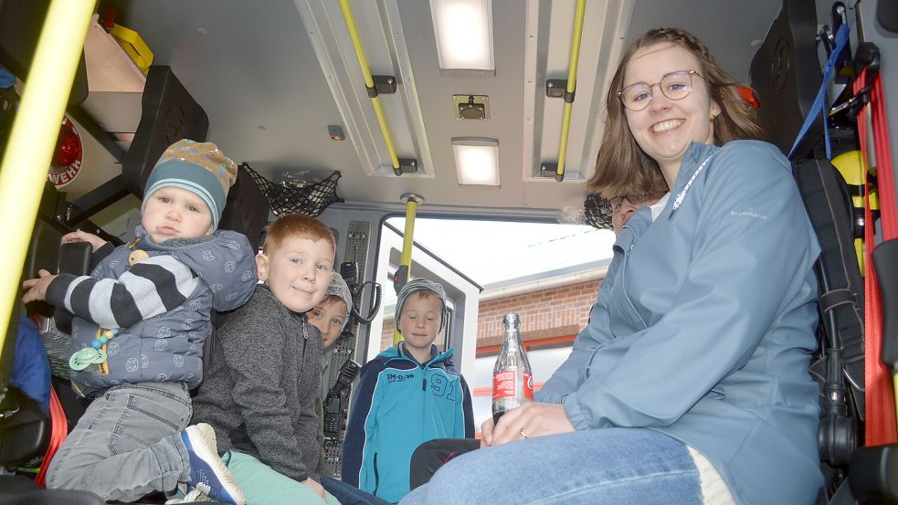 Kinder und Erwachsene durften Probesitzen im neuen Feuerwehrfahrzeug. Foto: Weers