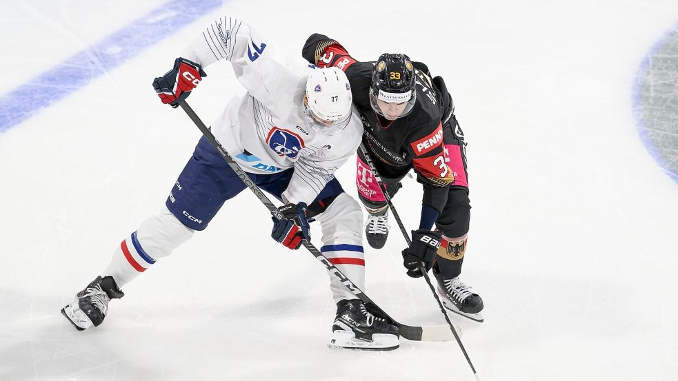 Die DEB-Auswahl um NHL-Profi JJ Peterka (r) musste sich Frankreich geschlagen geben. Foto: Swen Pförtner/dpa