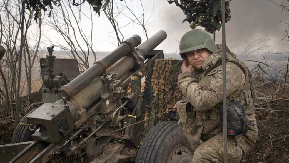 Ukrainische Soldaten der 71. Jägerbrigade feuern eine Haubitze M101 auf russische Stellungen an der Frontlinie ab. Foto: Efrem Lukatsky/AP/dpa