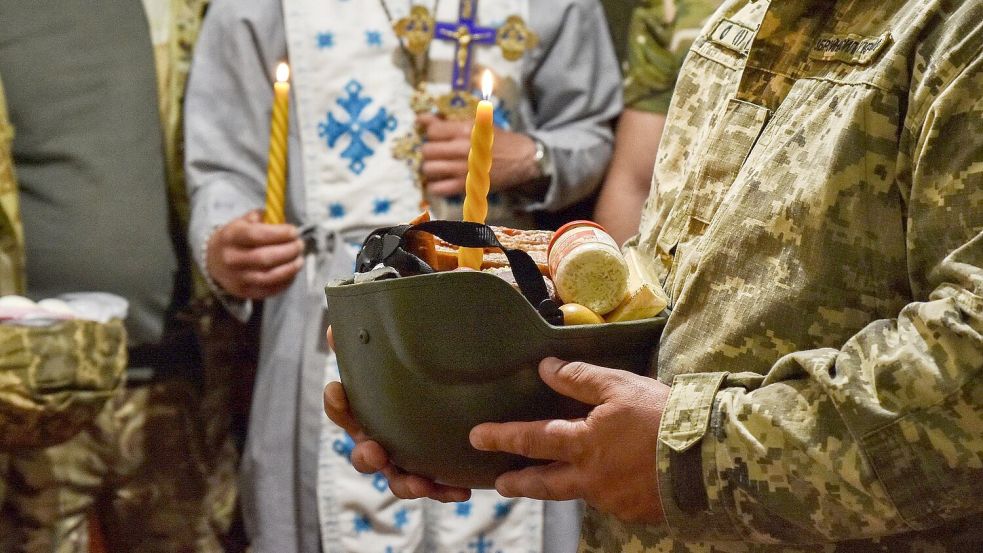 Die Ukrainer feiern das orthodoxe Osterfest, und die Soldaten der ukrainischen Streitkräfte halten sich auch an der Front an die nationalen Traditionen. Foto: Andriy Andriyenko/SOPA Images via ZUMA Press Wire/dpa