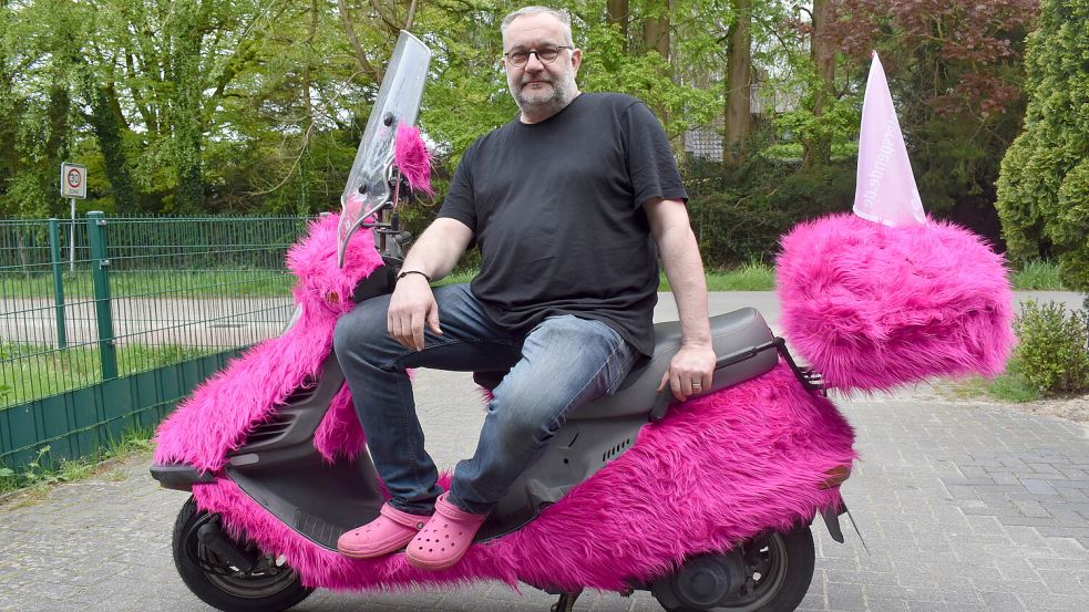 Der Rhauderfehner Alexander Sänger will im Juni mit seinem pinken Plüsch-Roller für den guten Zweck durch Deutschland fahren. Fotos: Zein