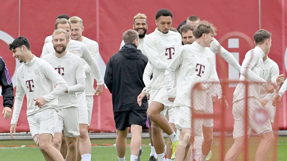 Die Spieler des FC Bayern München beim Abschlusstraining. Foto: Peter Kneffel/dpa