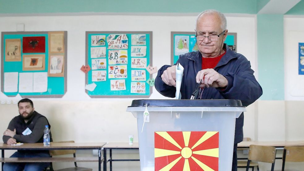 Ein Bürger Nordmazedoniens gibt bei der ersten Runde der Präsidentschaftswahl am 24. April in einem Wahllokal in Skopje seine Stimme ab. Heute findet die Stichwahl statt (Archivbild). Foto: Boris Grdanoski/AP/dpa