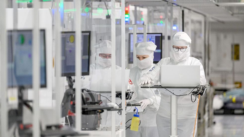 Bisher hat Infineon in Regensburg etwa 3100 Mitarbeiter. Foto: Robert Michael/dpa