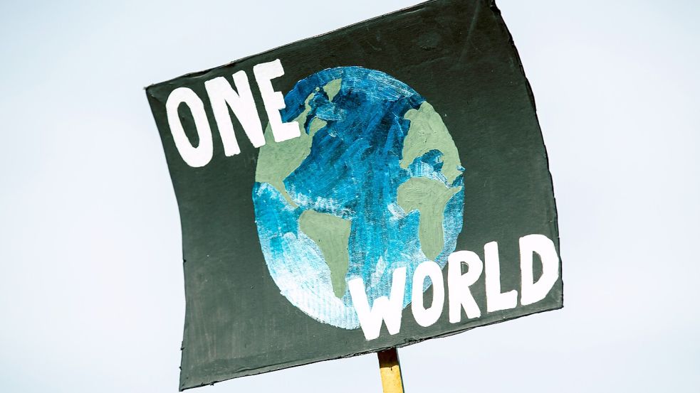 Ein Plakat mit dem Slogan „One World“ (Eine Welt). Doch wie viel haben wir mit anderen Ländern wirklich gemeinsam? Foto: Unsplash/Markus Spiske