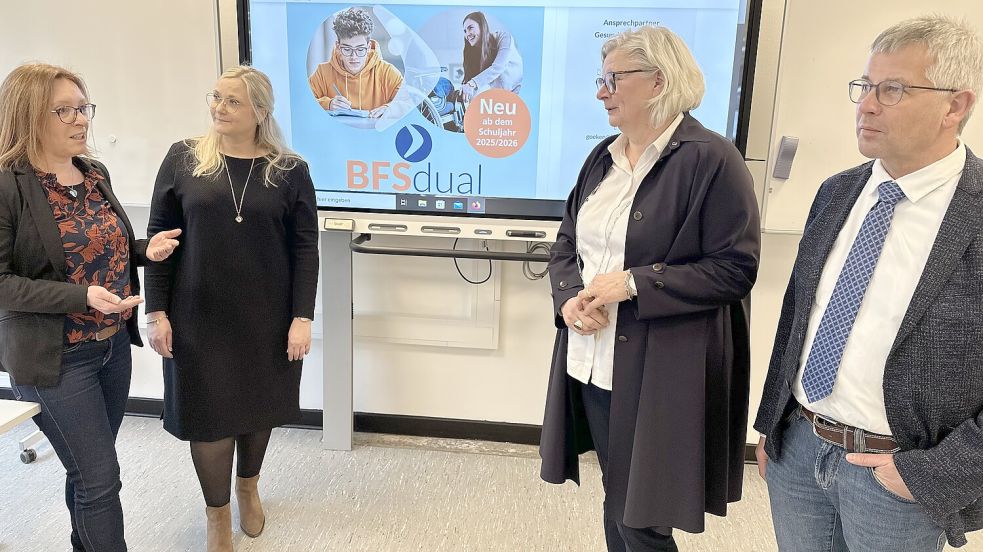 Tauschen sich über die neue Schulform aus (von links): Claudia Kruhl (stellvertretende Schulleiterin BBS Friesoythe), Sabrina Loxen (Leiterin Wirtschaft und Verwaltung BBS a.M. Cloppenburg) sowie Schulleiterin Marlies Bornhorst-Paul (BBS Friesoythe) und Schulleiter Günter Lübke (BBS a.M. Cloppenburg). Foto: Claudia Wimberg
