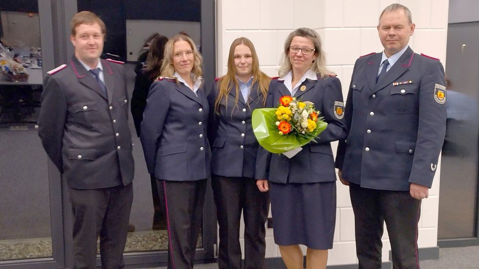Führungswechsel bei der Kinderfeuerwehr Ostrhauderfehn. Auf dem Foto zu sehen (von links): Sascha Block (stellv. Ortsbrandmeister), Liza Litschke (neue Leitung Kinderfeuerwehr), Sarah Heyenga (stellv. Leitung Kinderfeuerwehr), Sandra Stratmann (ehemalige Leitung Kinderfeuerwehr), Lars Ammermann (Ortsbrandmeister) Foto: Feuerwehr/Strenge