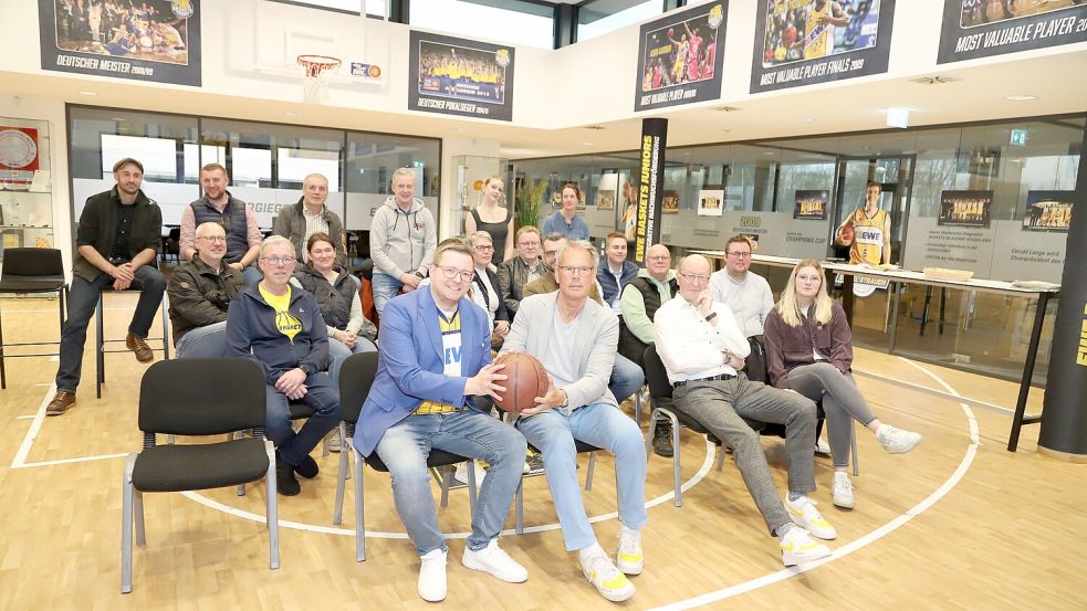 Im EWE-Basket Center Oldenburg informierte der ehrenamtliche geschäftsführende Gesellschafter der Basket, Hermann Schüller (Mitte rechts), die Barßeler Unternehmer über die neue Oldenburger Basketball-Welt. Links davon sitzt Baßrels Bürgermeister Nils Anhuth. Foto: Passmann