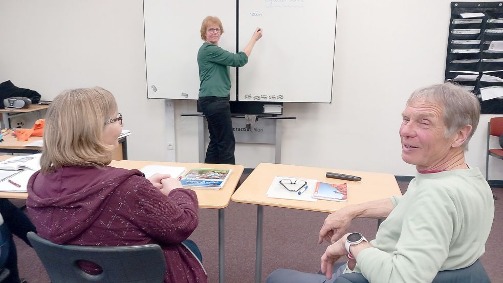 Maria Thien und Heiner Schäfer (beide vorne) frischen ihre Englischkenntnisse bei Kursleiterin Doris Kruse (an der Tafel) auf. Foto: Scherzer