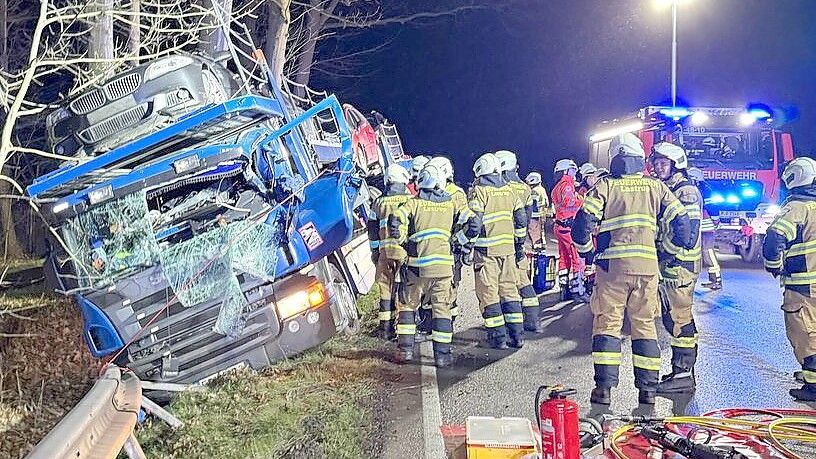 Eine Sattelzugmaschine landete auf der Bundesstraße 213 im Graben. Foto: Feuerwehr Lastrup/Feiler