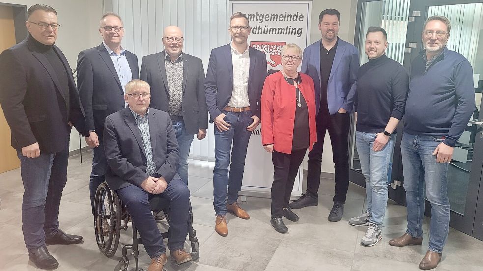 Nach der Ernennung am Wochenende: (von links) Heinrich Thomes (Bürgermeister Esterwegen), Bernd Düwel (Bgm. Hilkenbrook), Hermann Hanekamp (Bgm. Bredenberg), Franz Trentmann (Bgm. Surwold / SG-Fraktionsvorsitzender CDU), Jörg Schmedes, Dorothea Schmidt (SG-Fraktionsvorsitzende SPD), Gerd Jansen (SG-Fraktionsvorsitzender UWG), Stefan Kossenjans (FDP), Manfred Mönnikes (Bgm. Bockhorst). Foto: Ulrich Brake