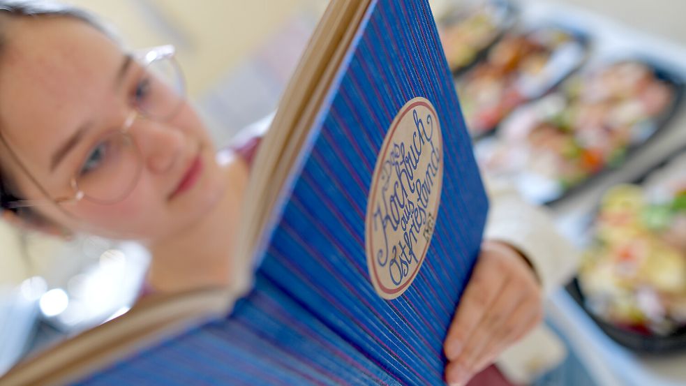 „Das Kochbuch aus Ostfriesland“ ist ein regionaler Klassiker – und mittlerweile nicht mehr neu zu bekommen. Foto: Ortgies