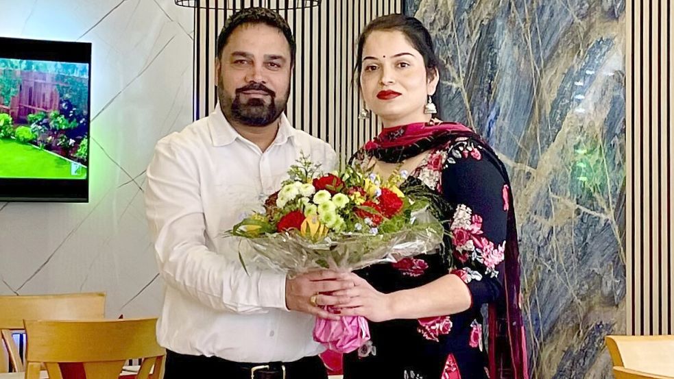 Am Hauptkanal links hat das Restaurant eröffnet, das sowohl indische als auch internationale Küche anbietet. Jangpal Singh und Mandeep Kaur präsentieren den Innenraum. Foto: Felix Francke