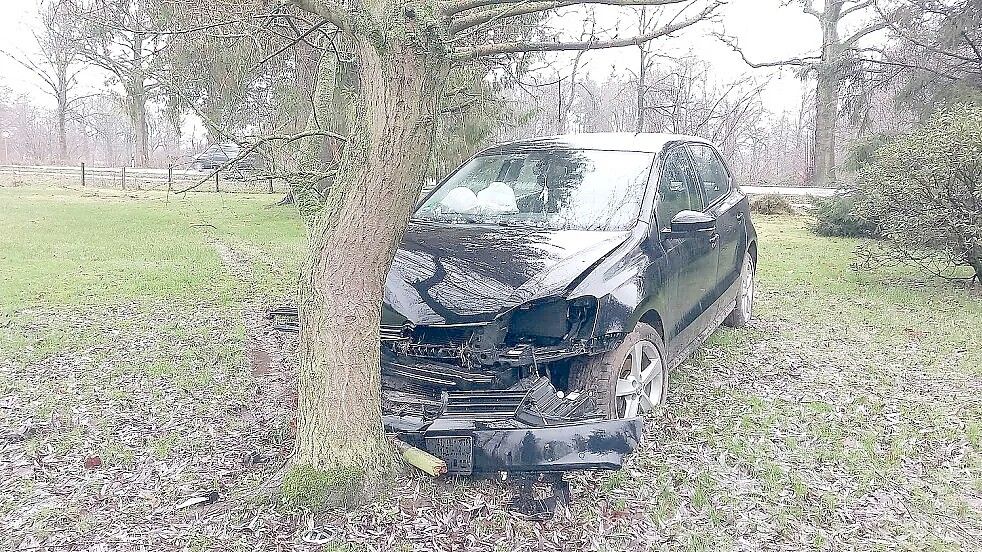 Nach dem Unfall im Dezember 2023 stand Auto mehrere Tage in einem Vorgarten. Es konnte aufgrund der Witterung nicht geborgen werden. Foto: Clarissa Scherzer