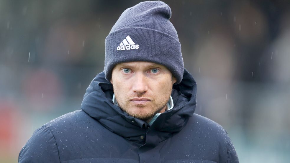Kickers-Kaderplaner Henning Rießelmann hatte einen ambitionierten neuen Torwart angekündigt, am Samstag hat er diesen vorgestellt. Foto: Doden, Emden