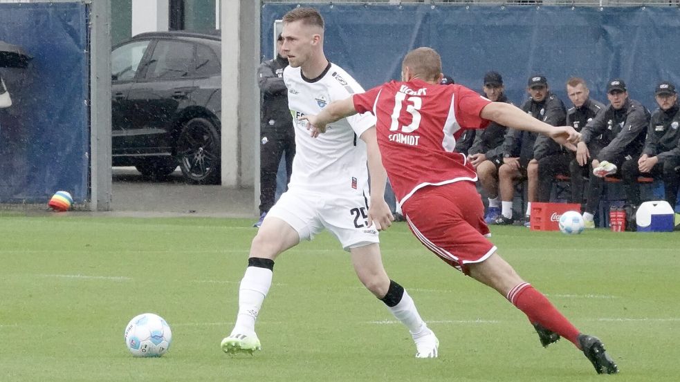 Kickers Emden (rechts Marten Schmidt) spielt in der Sommer-Vorbereitung erneut gegen den Zweitligisten SC Paderborn. Archivfoto: SC Paderborn
