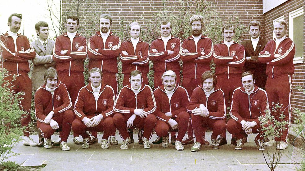 Mit dieser Mannschaft stieg Trainer Joachim Bernhards (stehend, rechts) 1972 in die Verbandsliga auf. Das Bild zeigt (stehend von links): Betreuer Hans Meyer, Heinz Freese, Erich de Carnée, Jürgen Düring, Gerwin Gräfe, Georg Haan, Gert Ulpts, Hans-Hermann Murra, Fußball-Obmann Ludwig Groeneveld und Trainer Joachim „Jochen“ Bernhards, (knieend, von links) Hans Damm, Mannschaftsführer Theo Lammers, Alfred „Ali“ Lange, Keeper Helmut Stöhr, Hans-Josef „Mausi“ Jansen und Hans Rauert. Foto: Archiv