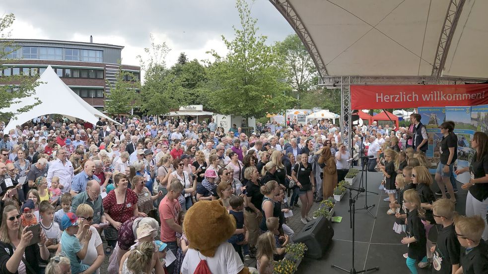 Auf so viele Gäste und so gutes Wetter wie hier beim Rhauderfehner Rathausfest 2019 hoffen die Veranstalter auch an diesem Wochenende wieder. Archivfoto: GA