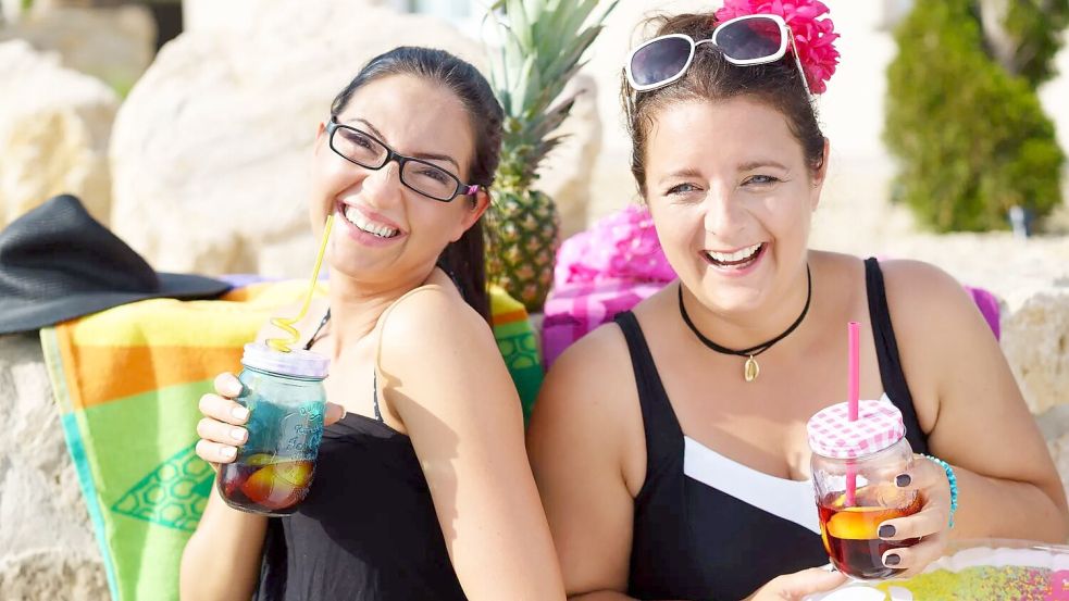 Mit ihrem Comedy-Kabarettprogramm „Weibsbilder: Abstellgleis – Anschluss verpasst“ treten am Sonnabend, 14. Juni 2025, ab 19 Uhr im Rathaus in Ihrhove Anke Brausch und Claudia Thiel auf. Foto: Veranstalter