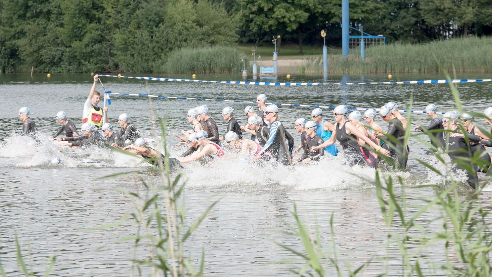 Ähnlich wie hier beim SO-Medien-Triathlon 2017 werden an diesem Sonnabend im Badesee Grotegaste mehr als 150 Rettungssportler der Deutschen Lebens-Rettungs-Gesellschaft (DLRG) an den Start gehen, um die DLRG Trophy 2025 auszutragen. Archivfoto: GA