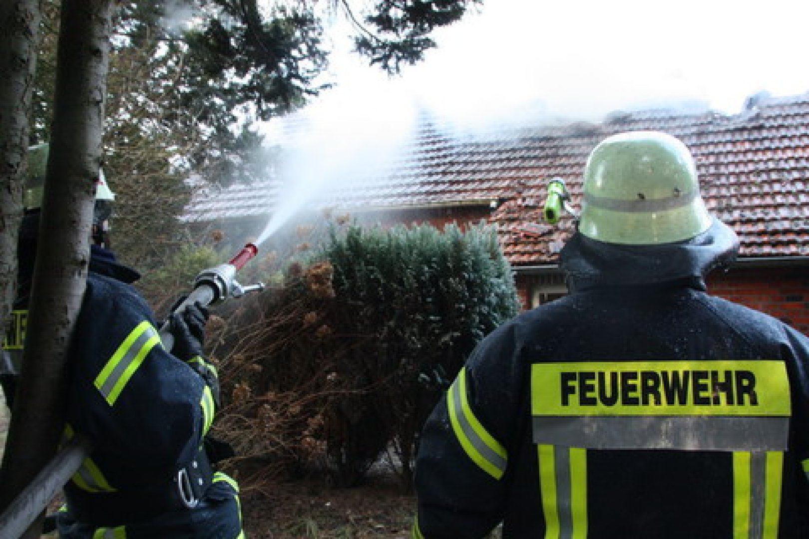 Feuer zerstört Wohnhaus in Völlenerfehn - Bild 1