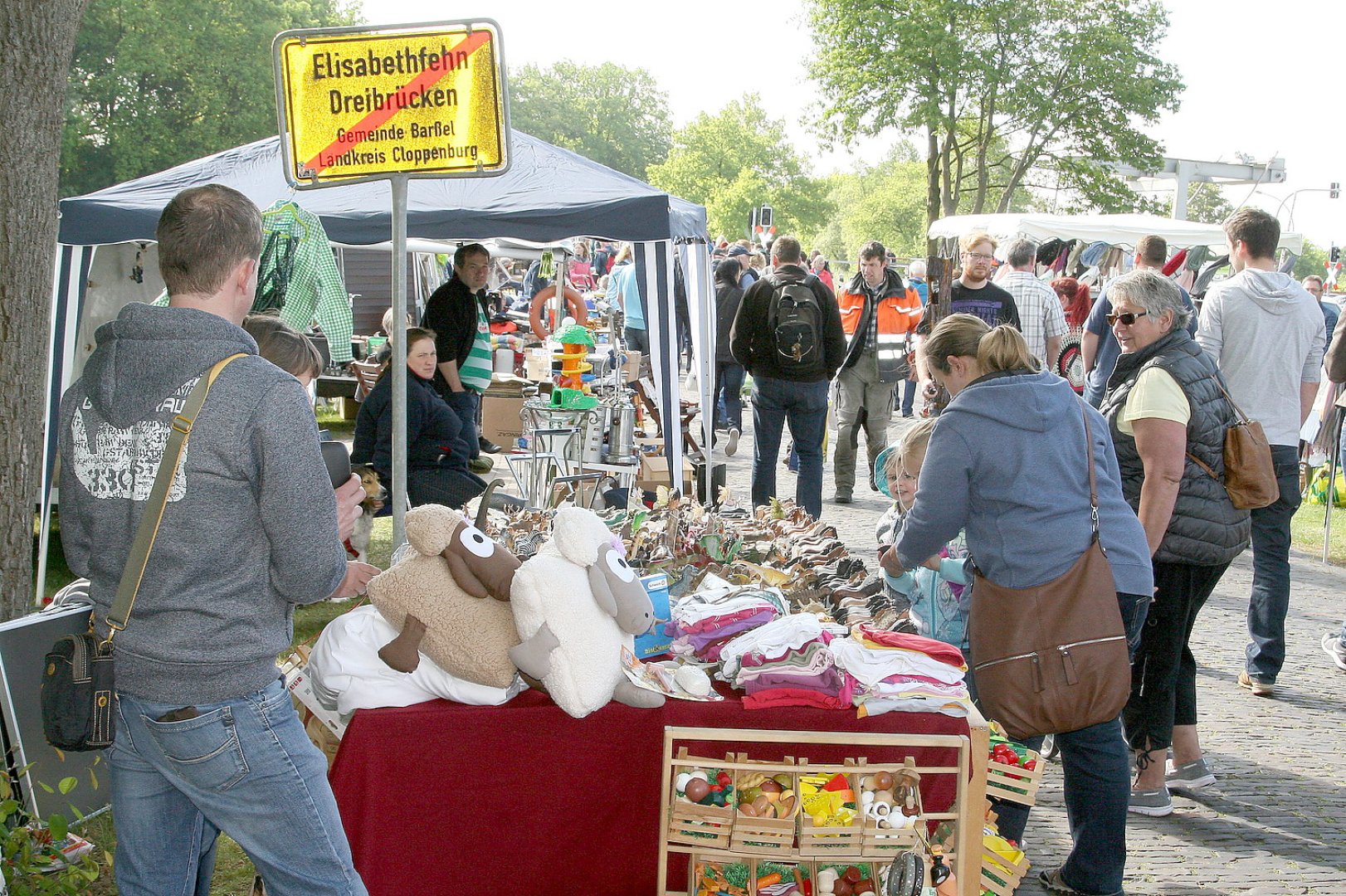 Tausende beim Riesenflohmarkt in Elisabethfehn - Bild 1