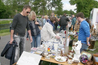 Tausende beim Riesenflohmarkt in Elisabethfehn - Bild 2