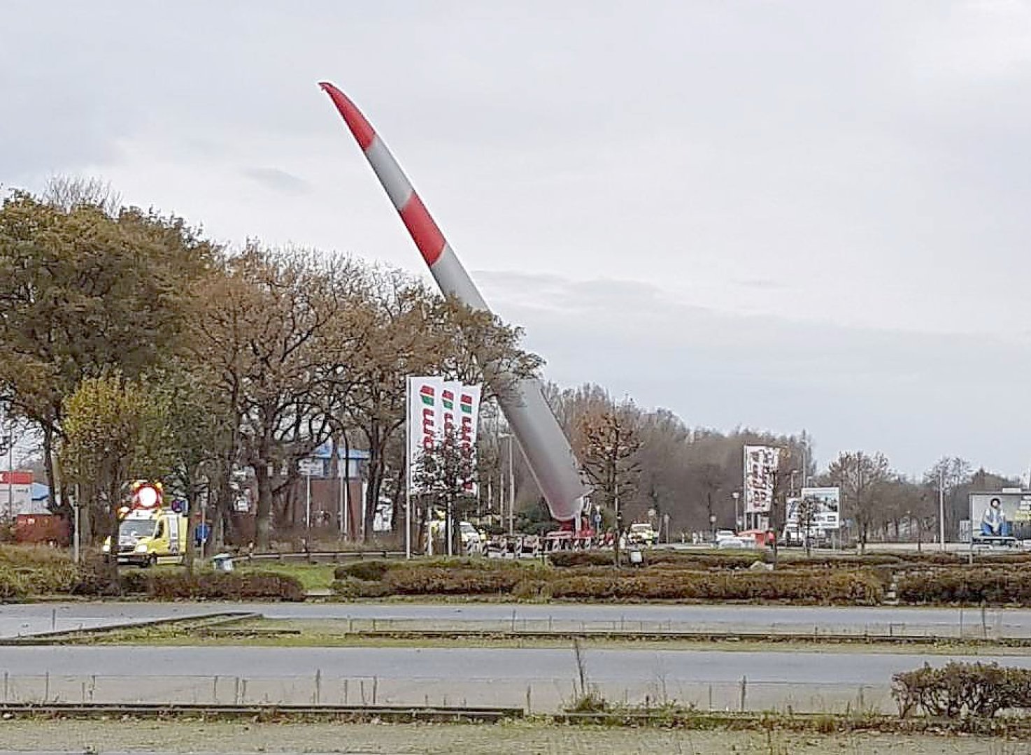 Schwerlasttransport fährt durch Leer - Bild 1