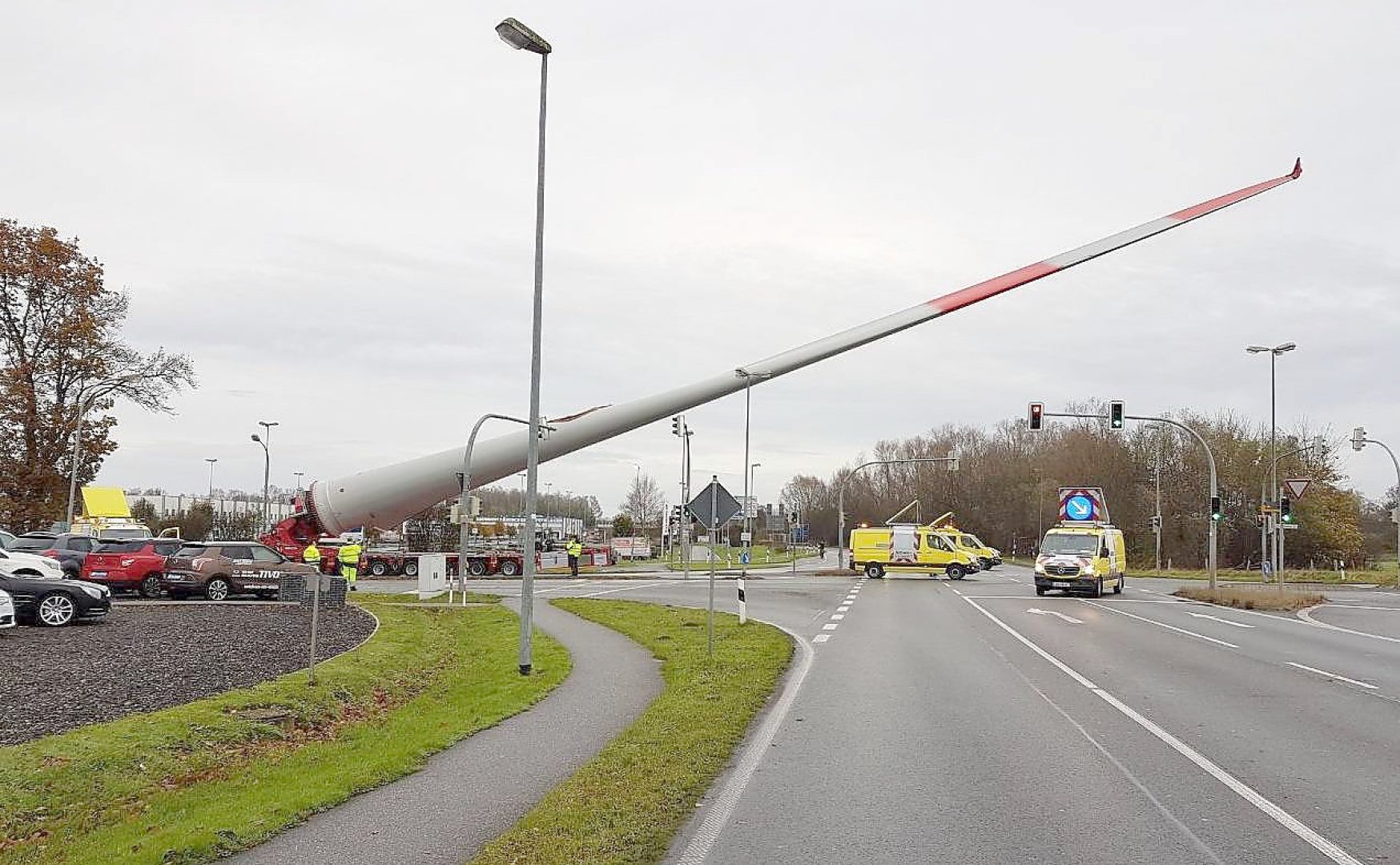 Schwerlasttransport fährt durch Leer - Bild 2