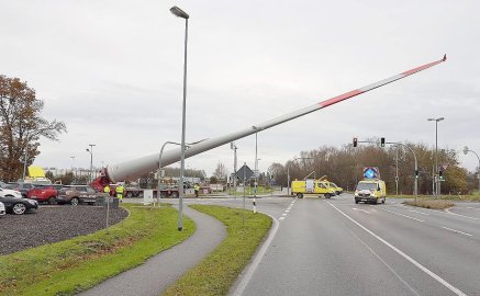 Schwerlasttransport fährt durch Leer - Bild 2