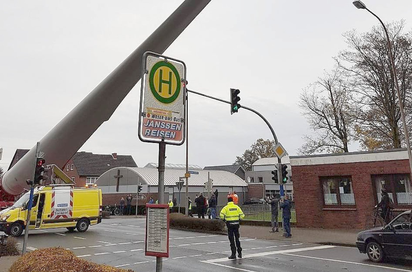 Schwerlasttransport fährt durch Leer - Bild 3