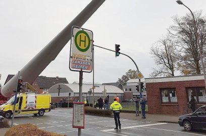 Schwerlasttransport fährt durch Leer - Bild 3