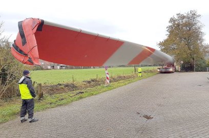 Schwerlasttransport fährt durch Leer - Bild 4