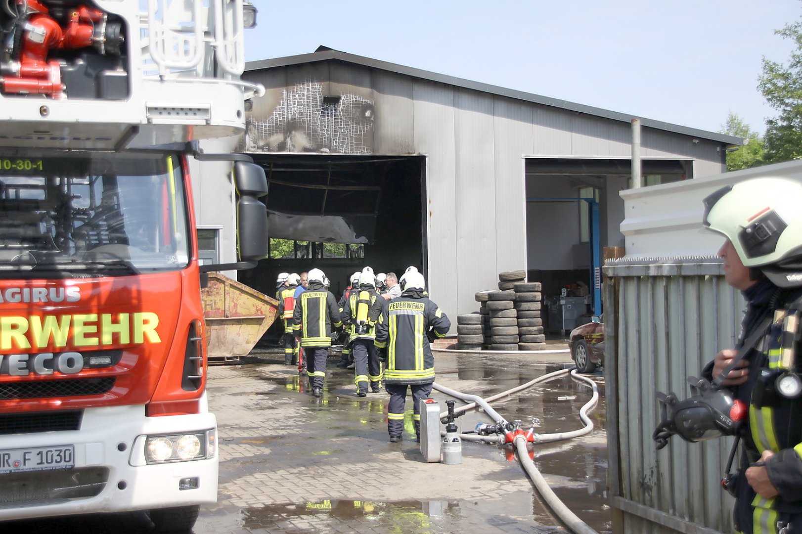 Lagerhalle in Aurich-Schirum brannte - Bild 1