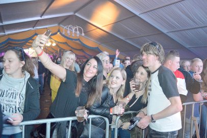 Blauchlichtparty in Burlage in voller Erfolg - Bild 3