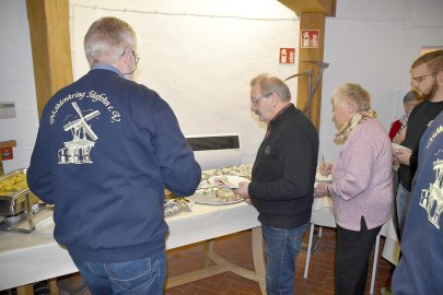 Großer Andrang beim Heringsessen - Bild 3