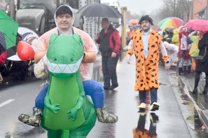 Jecken trotzen in Papenburg dem Dauerregen - Bild 2