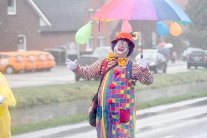 Jecken trotzen in Papenburg dem Dauerregen - Bild 4