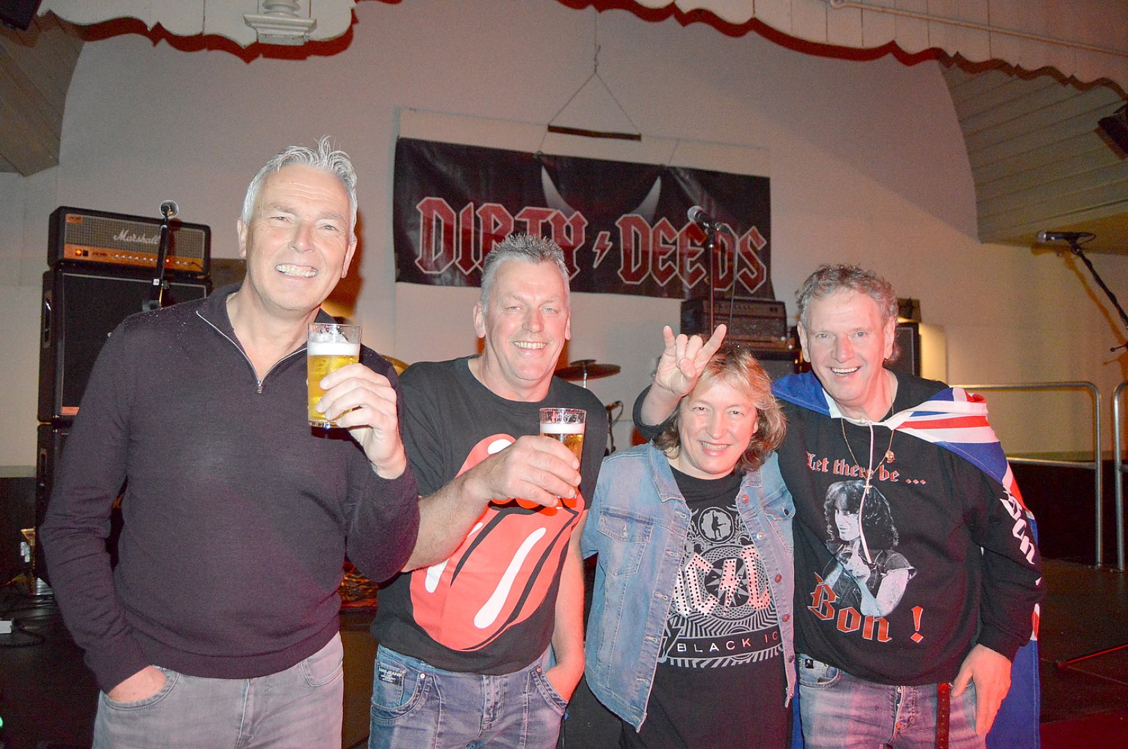 AC/DC rockte im Musikcafé - Bild 1
