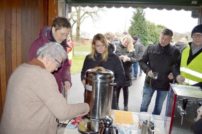 Glühweinfans wandern durch Holte - Bild 4