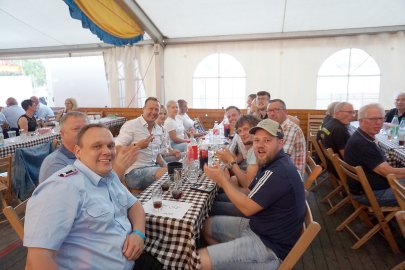 Hunderte Leute feierten in Holte - Bild 4