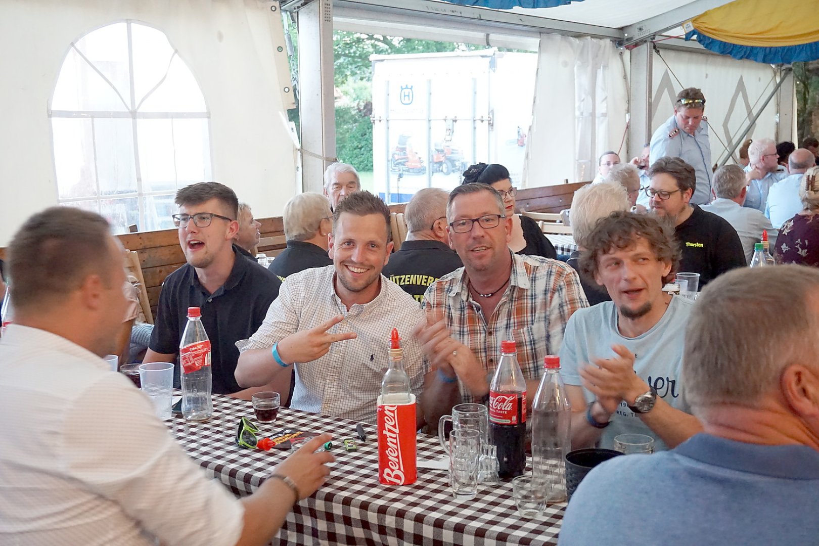 Hunderte Leute feierten in Holte - Bild 5