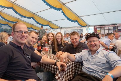 Hunderte Leute feierten in Holte - Bild 8