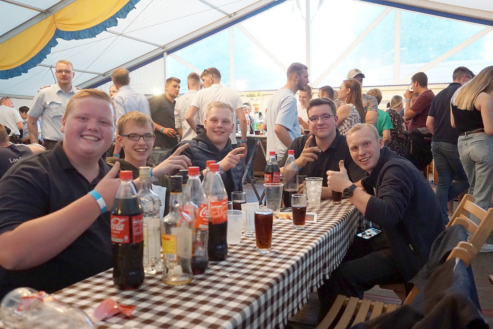 Hunderte Leute feierten in Holte - Bild 16
