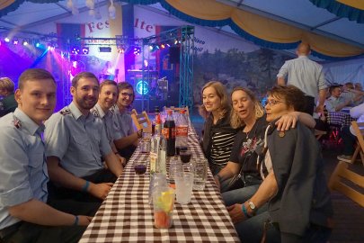 Hunderte Leute feierten in Holte - Bild 31
