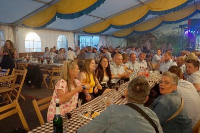 Hunderte Leute feierten in Holte - Bild 32