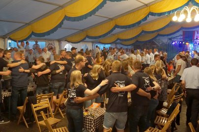 Hunderte Leute feierten in Holte - Bild 36
