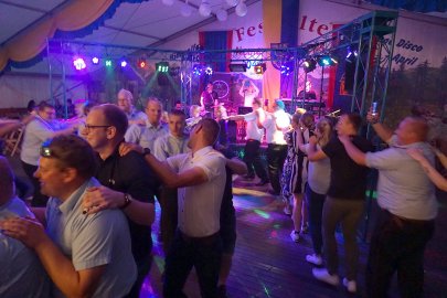 Hunderte Leute feierten in Holte - Bild 40