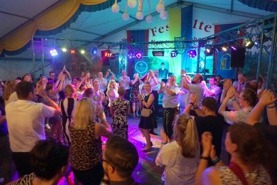 Hunderte Leute feierten in Holte - Bild 45