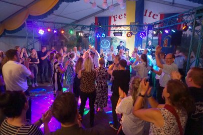 Hunderte Leute feierten in Holte - Bild 47